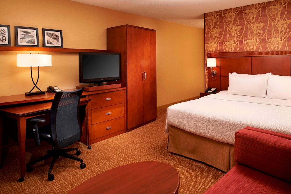 Comfort Inn and Suites Arlington Heights Wilke Rd 18/69