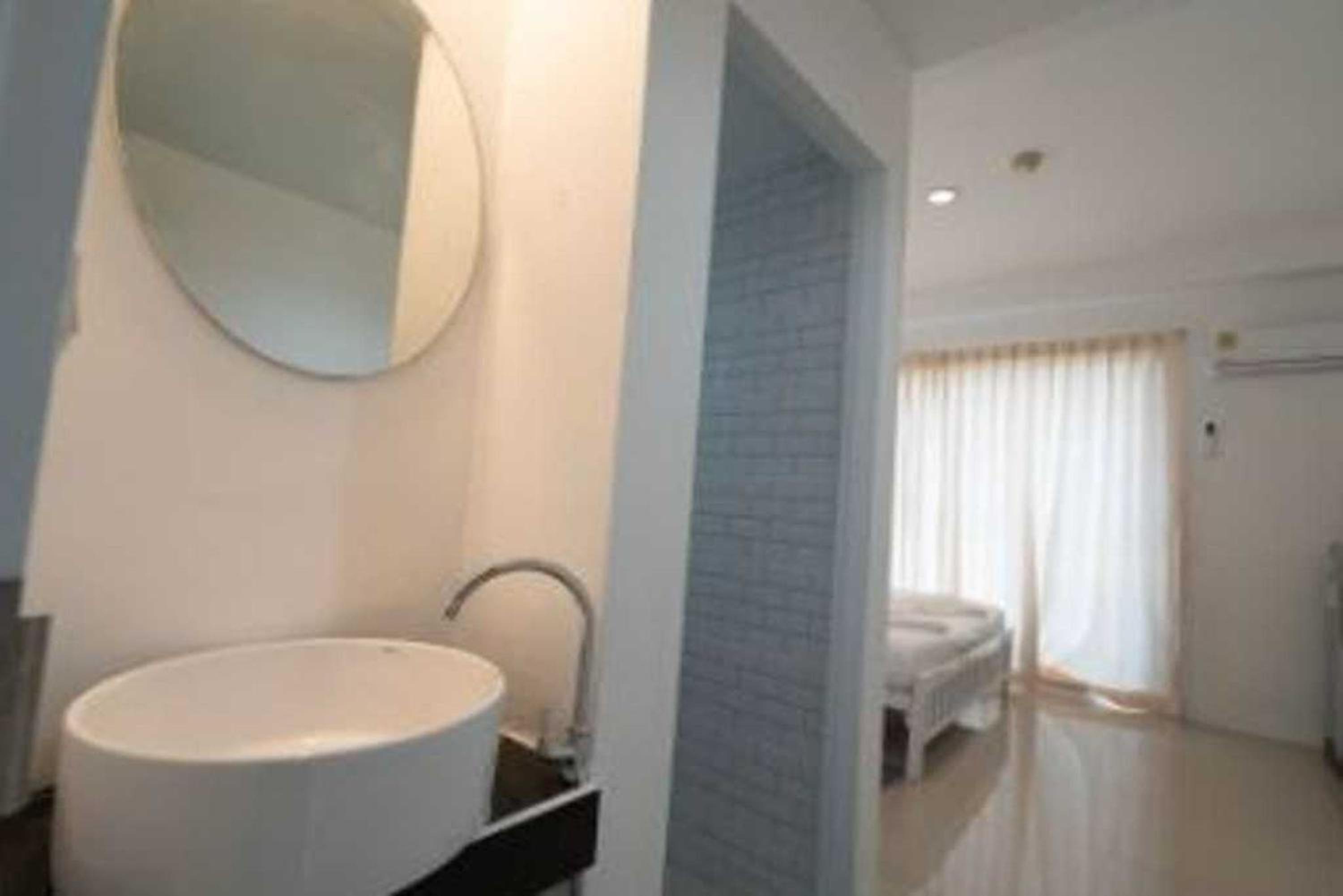 STANDARD, SINGLE, SHARED BATHROOM