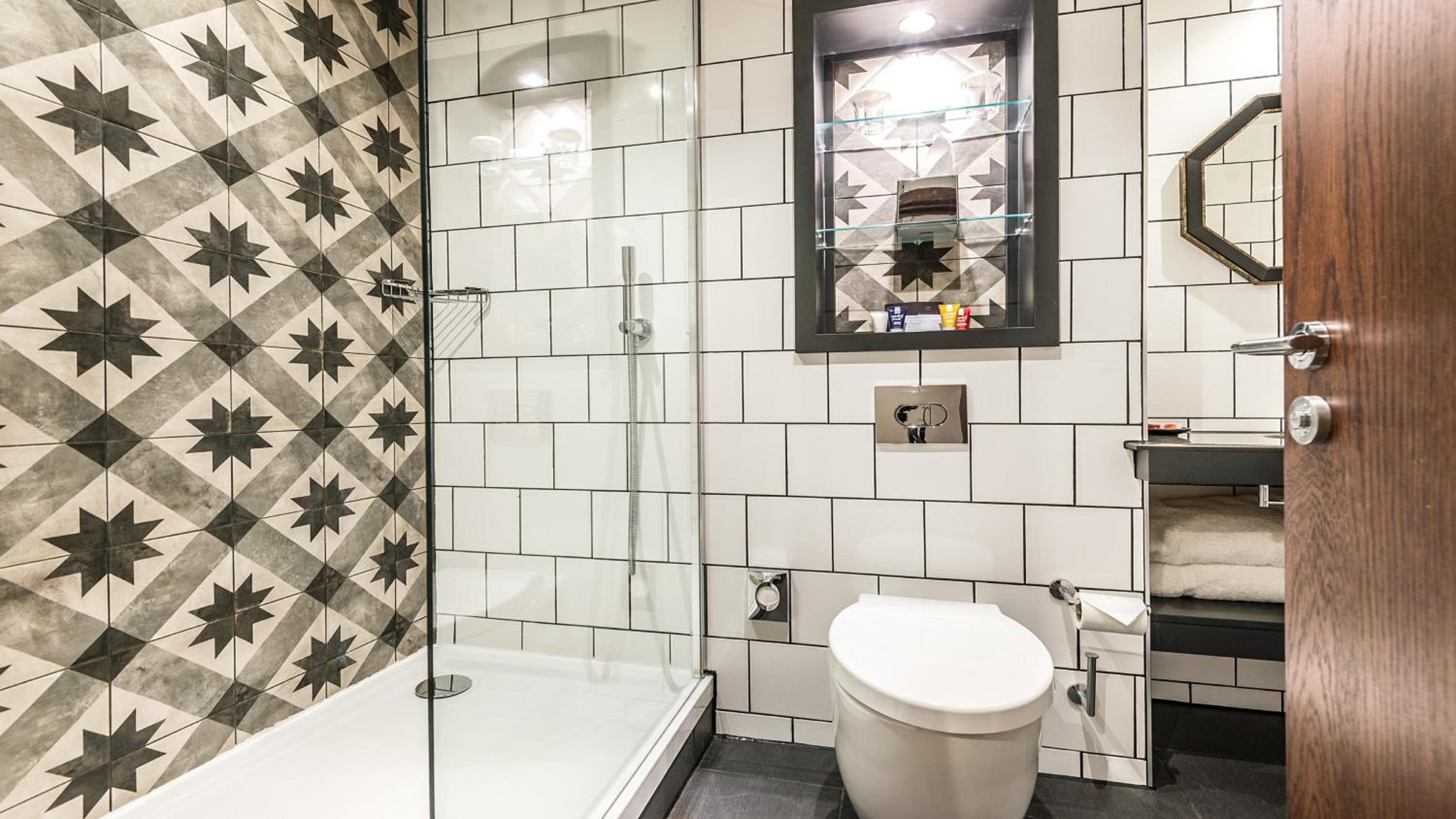 غرفة قياسية بسرير كوين، HOTEL INDIGO YORK 3/4