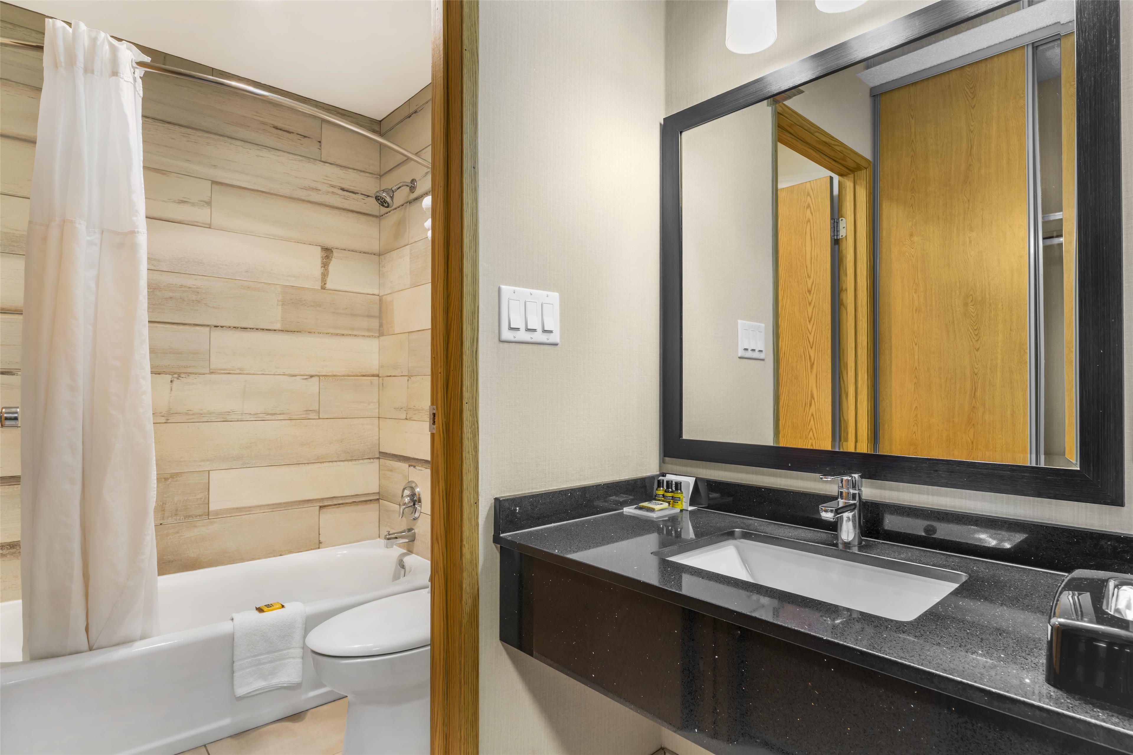 غرفة تنفيذية بسرير كينج، Best Western Plus Country Meadows Inn 5/6