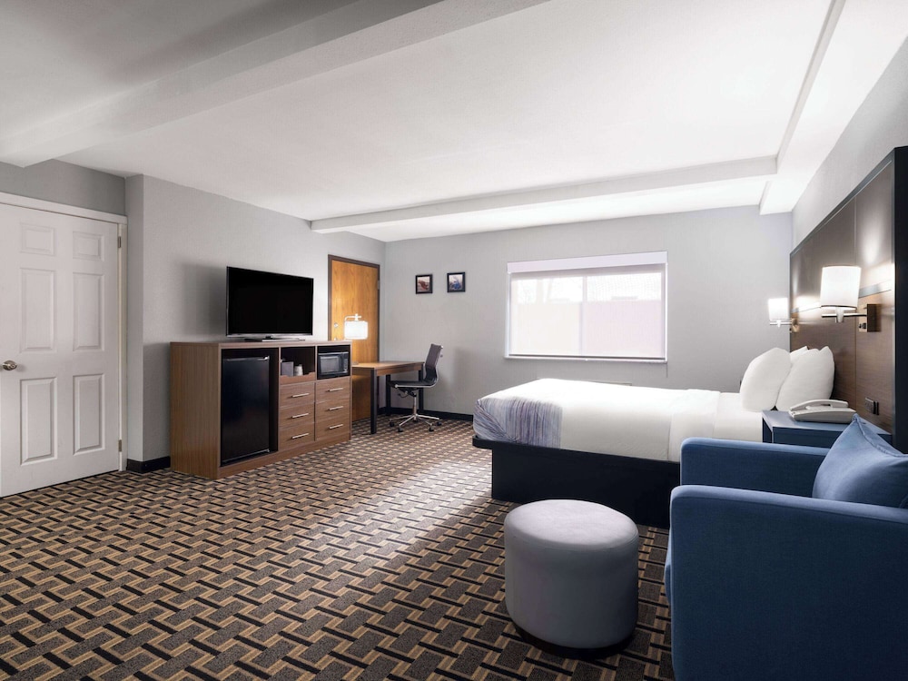 AmericInn by Wyndham Woodstock IL 37/50