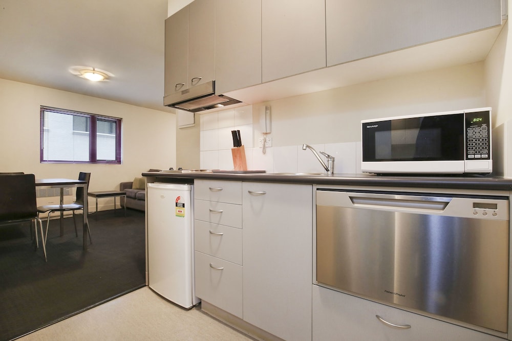 PLUM SERVICED APARTMENTS CARLTON 11/40