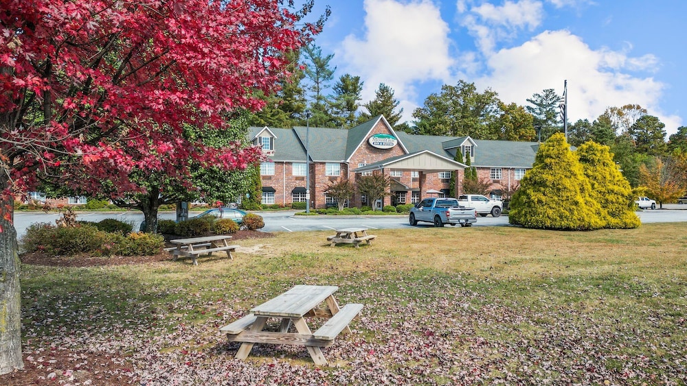 Mountain Inn & Suites Flat Rock 40/53