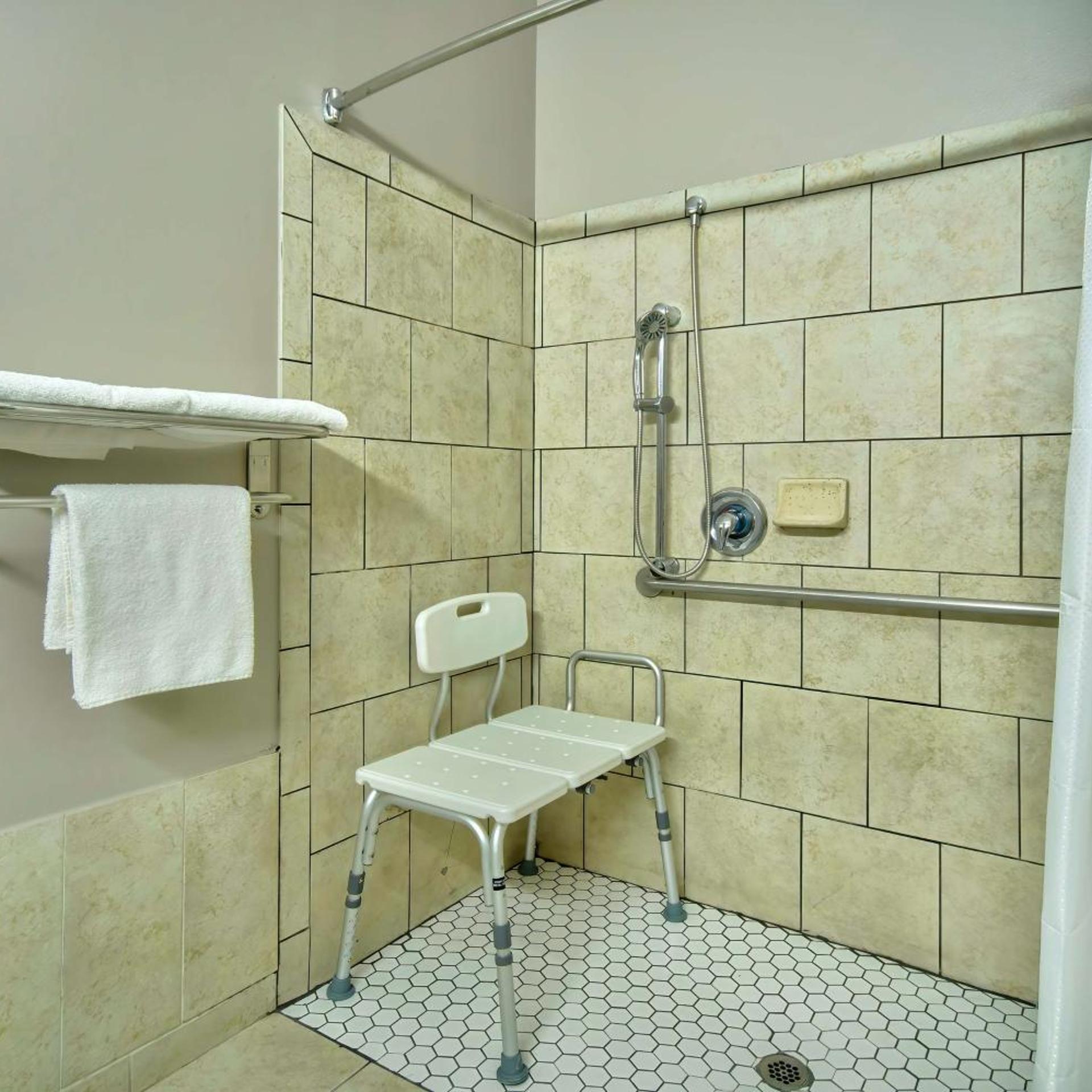غرفة ديلوكس رباعية، OYO 1001536 Studio6 Bakersfield, CA 7/10
