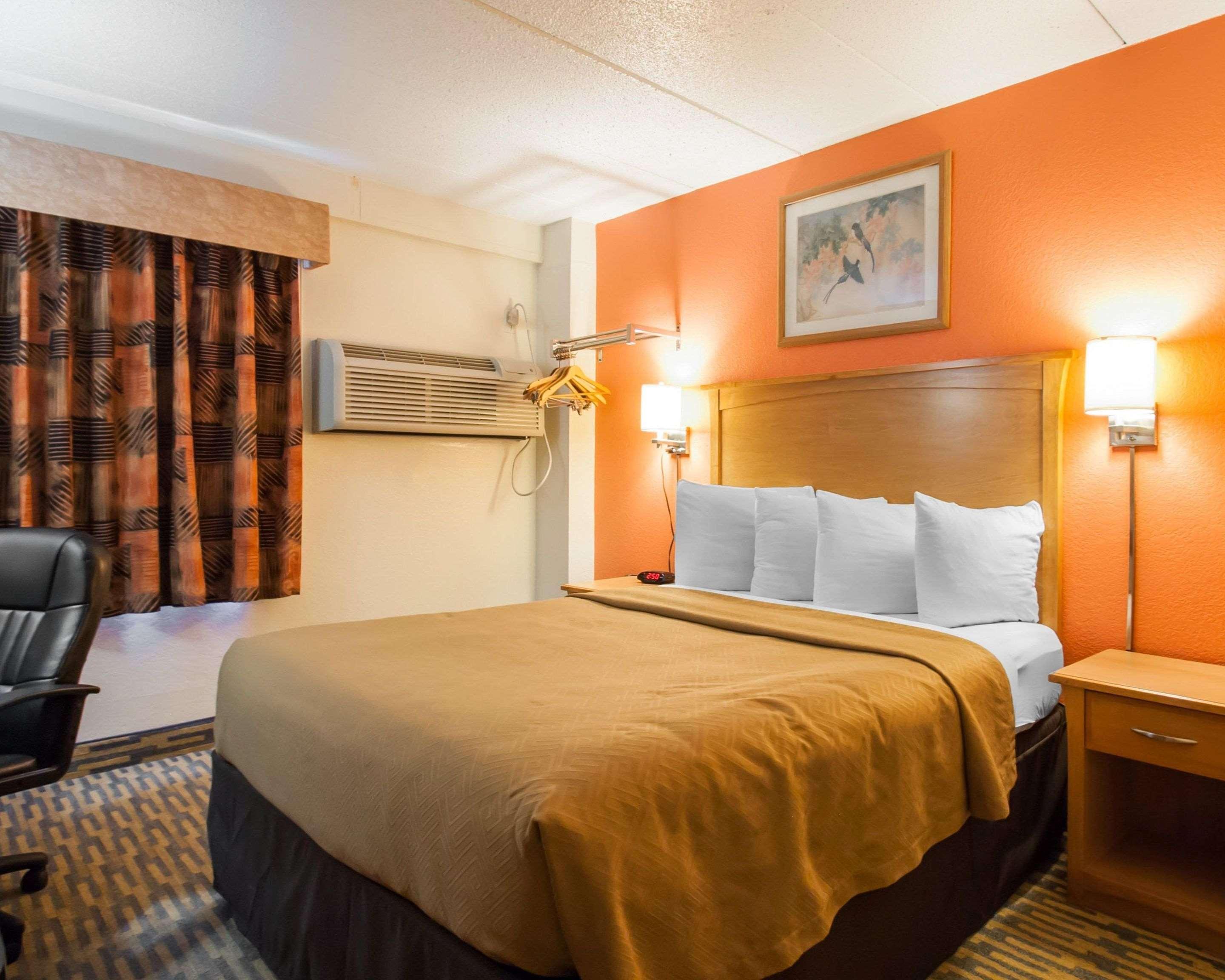 ROOM, KING BED