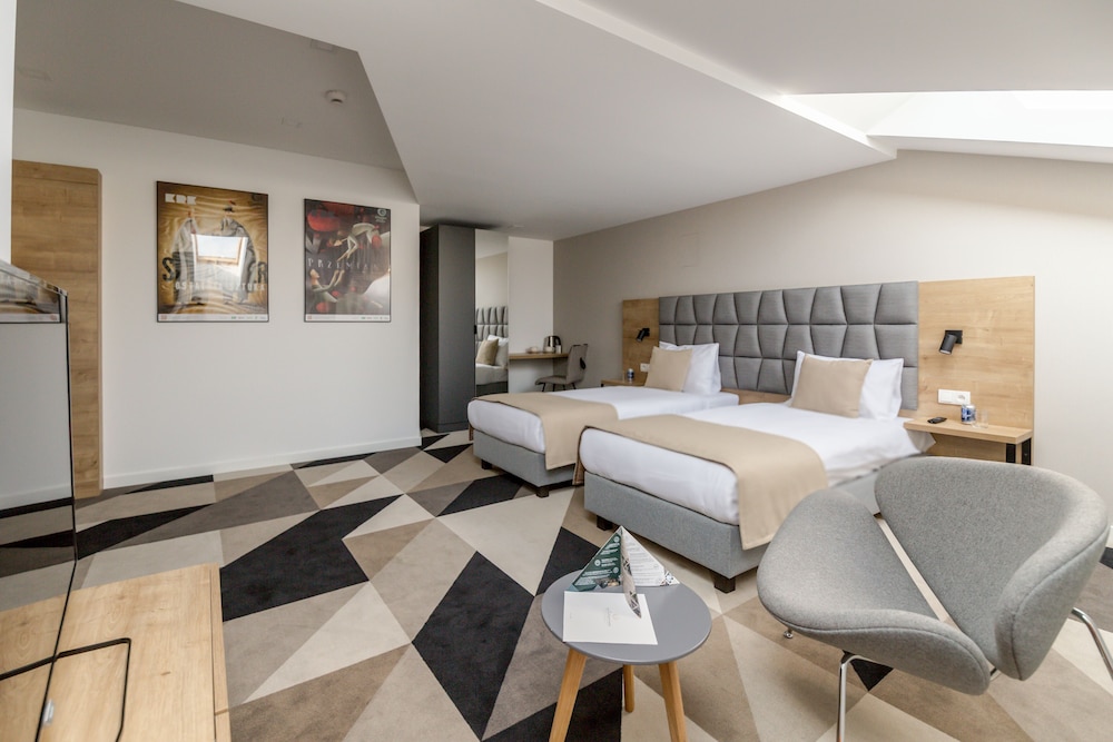 ROOM, DOUBLE OR TWIN BED, ATTIC