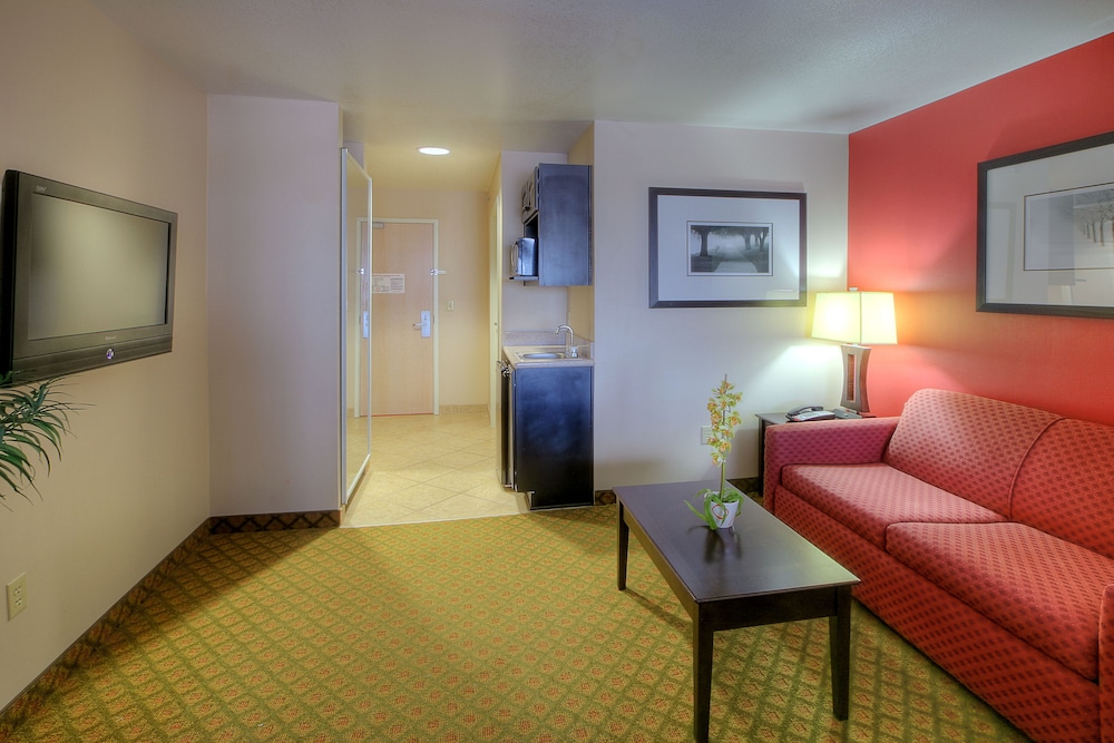 Holiday Inn Express Hotel Suites Tucumcari 24/38