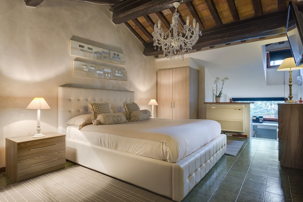 Tritone Top House 34/83