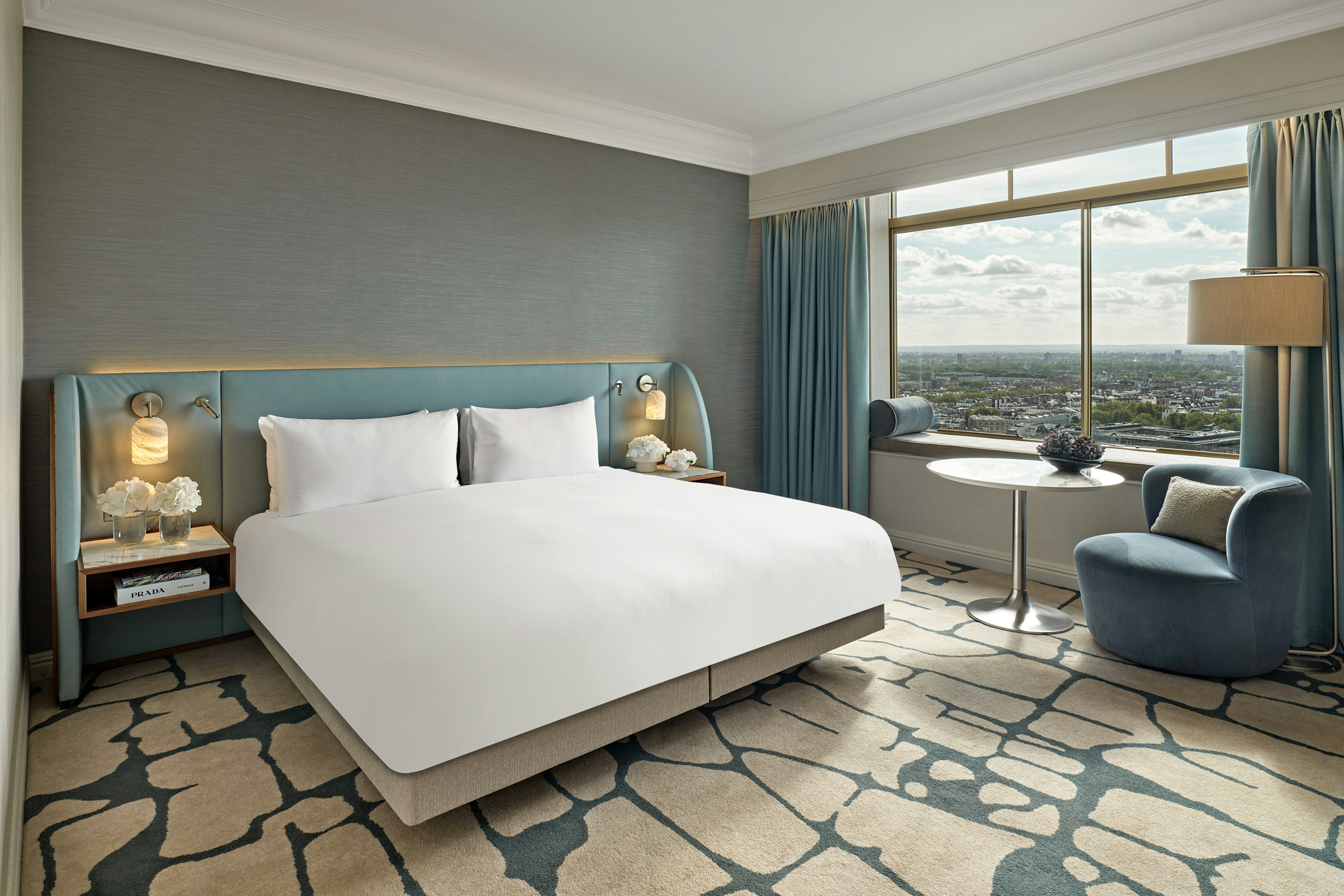 DELUXE, KING BED