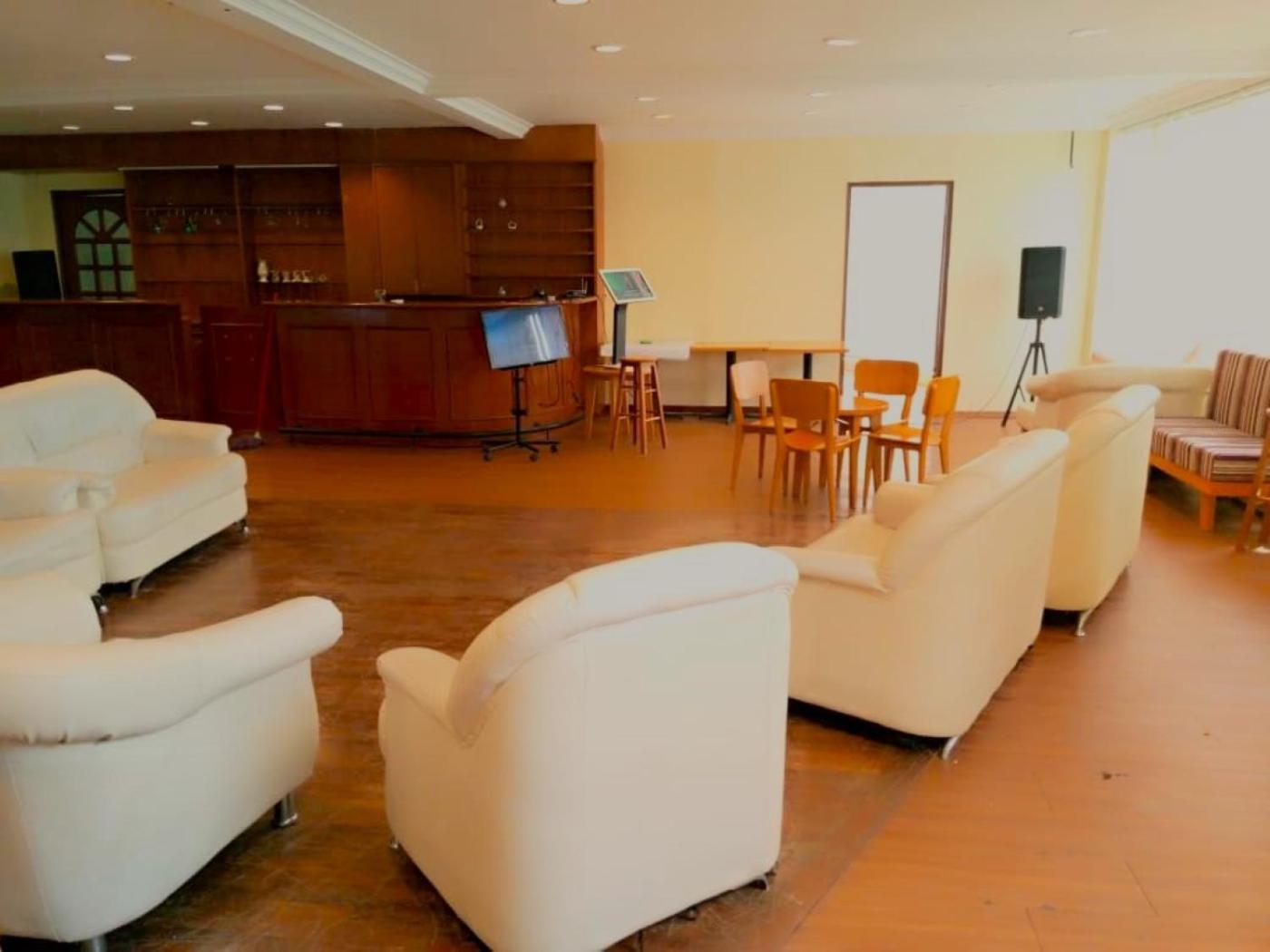 LiLLA Hilltop Retreats 30/50