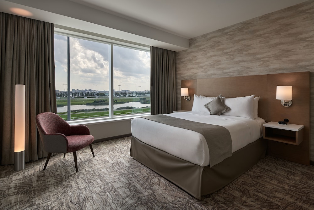 RACETRACK, SUITE, KING BED, CORNER
