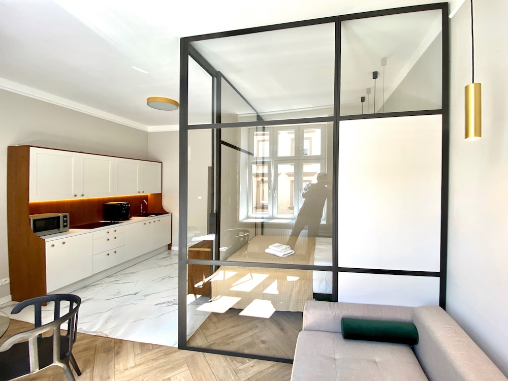 Faust And Mona Lisa Apartments 30/50