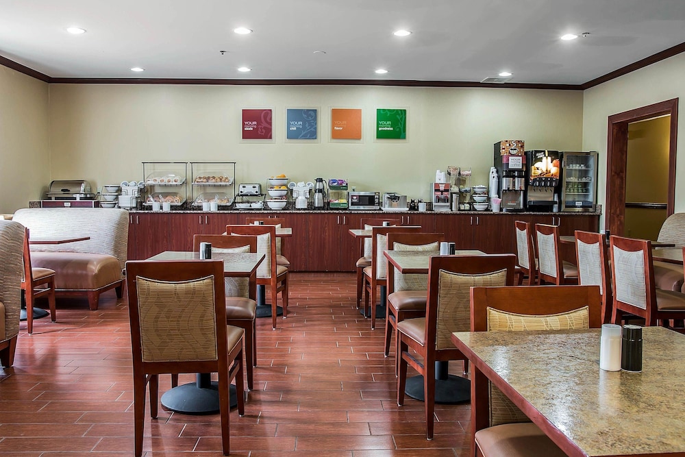 Comfort Inn & Suites University South 22/28
