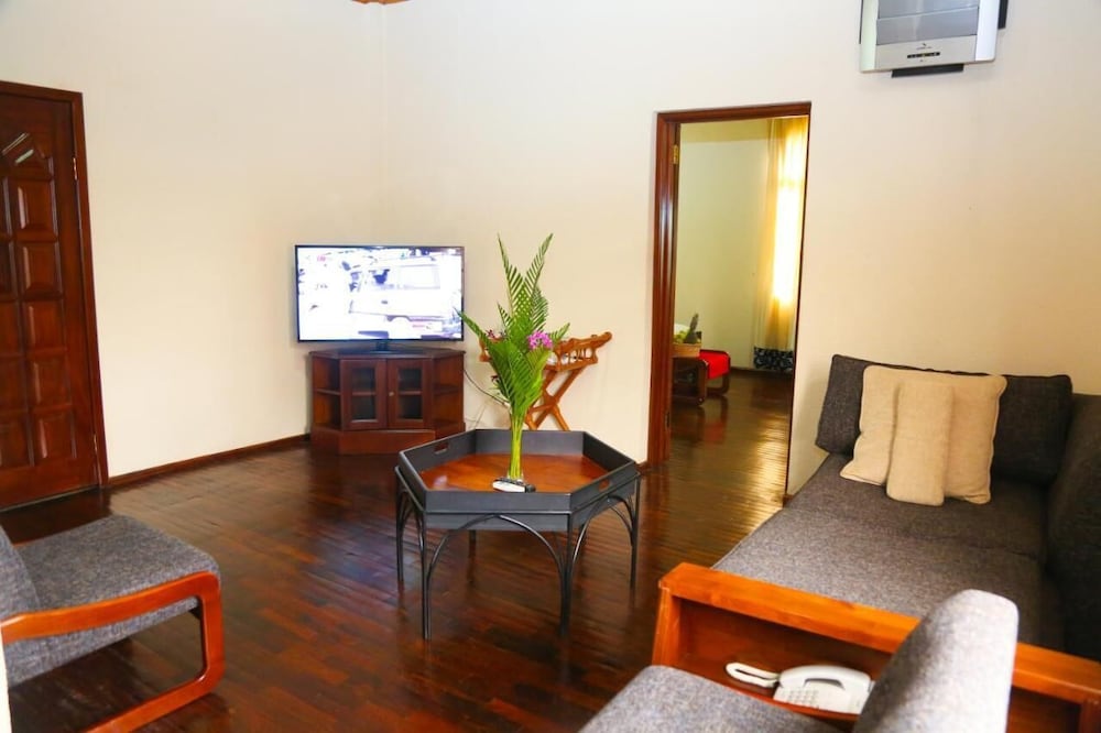 Coconut Grove Regency Hotel 48/66