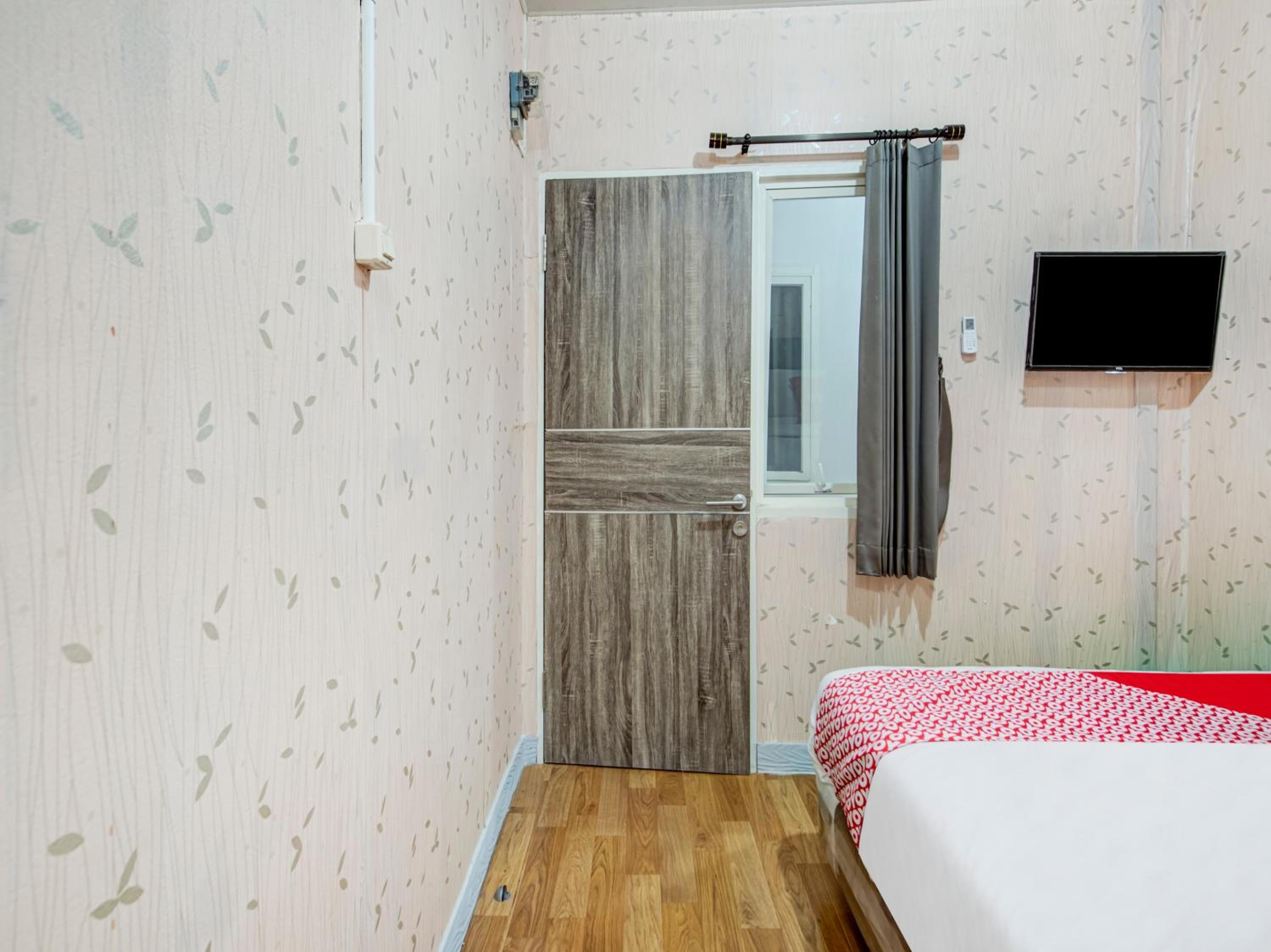 OYO 3198 Sukomanunggal Inn 23/49
