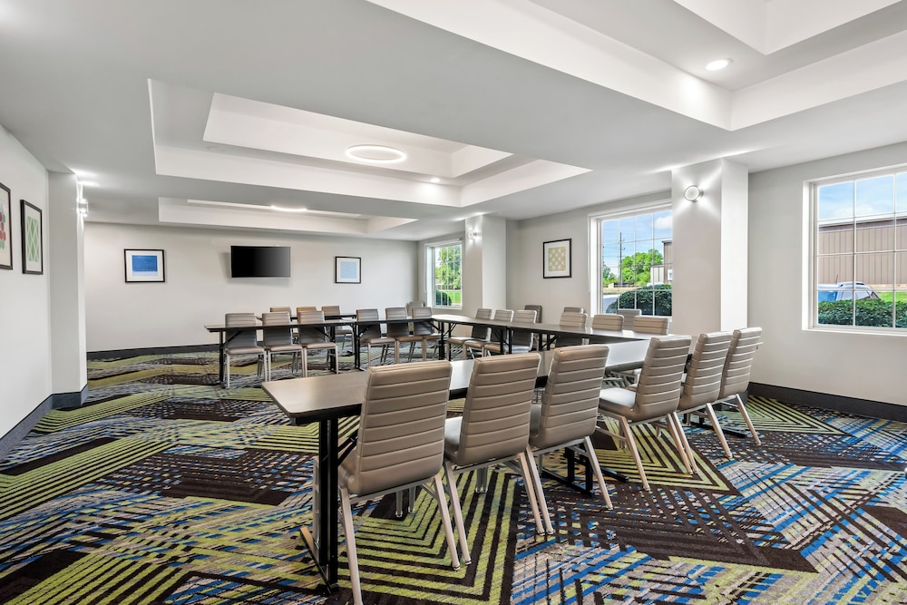 Holiday Inn Express Hotel and Suites Ada 50/57