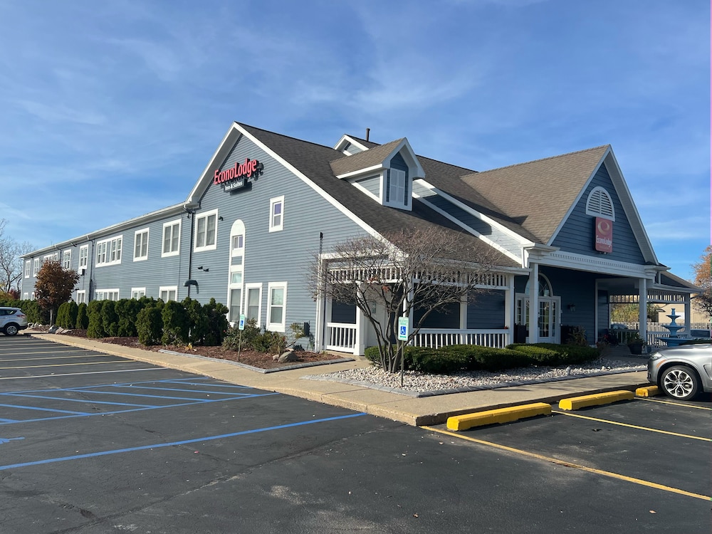 Econo Lodge & Suites Grand Rapids Airport 30/32