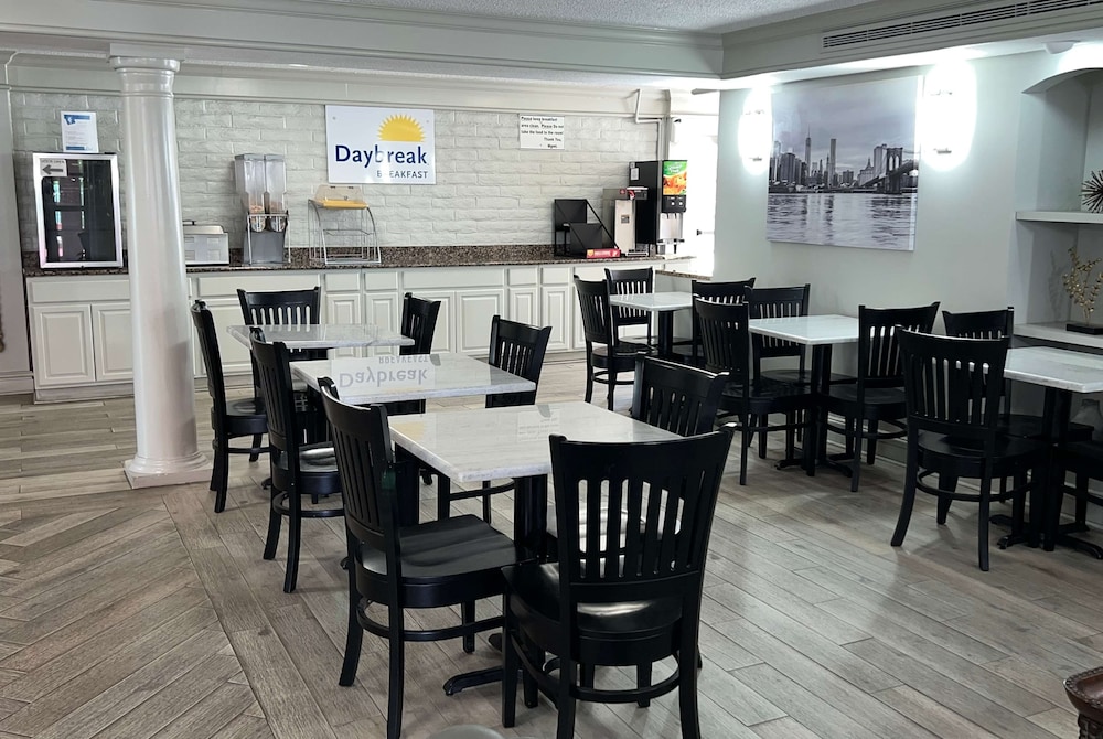 Days Inn By Wyndham Birmingham/West 27/32