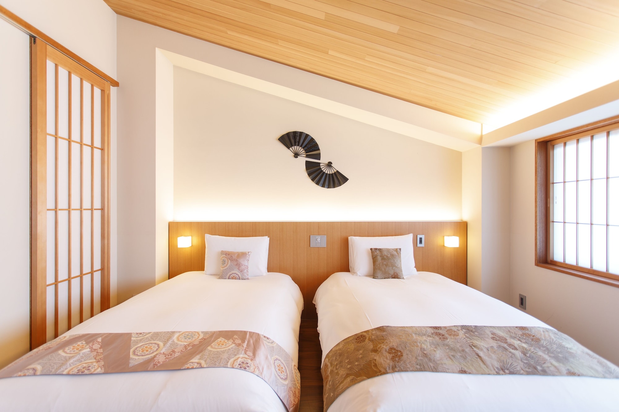 DELUXE, TWIN BEDS