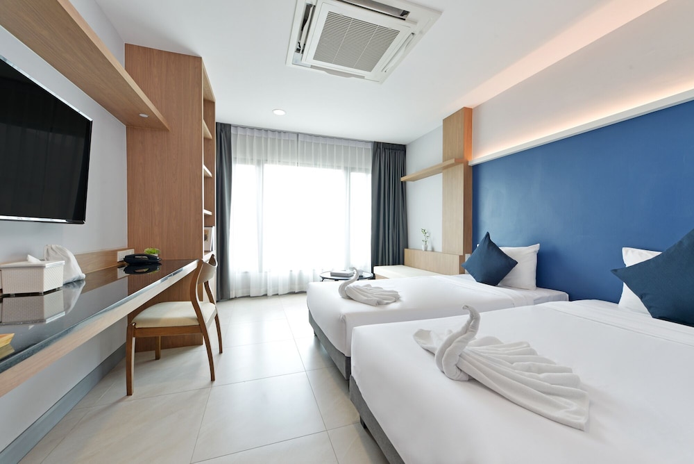 STUDIO, TWIN BEDS, LARGE