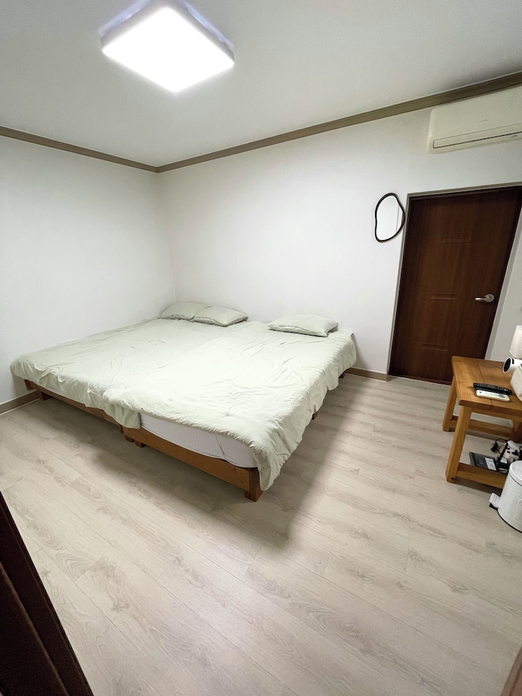 ROOM, TWIN BEDS