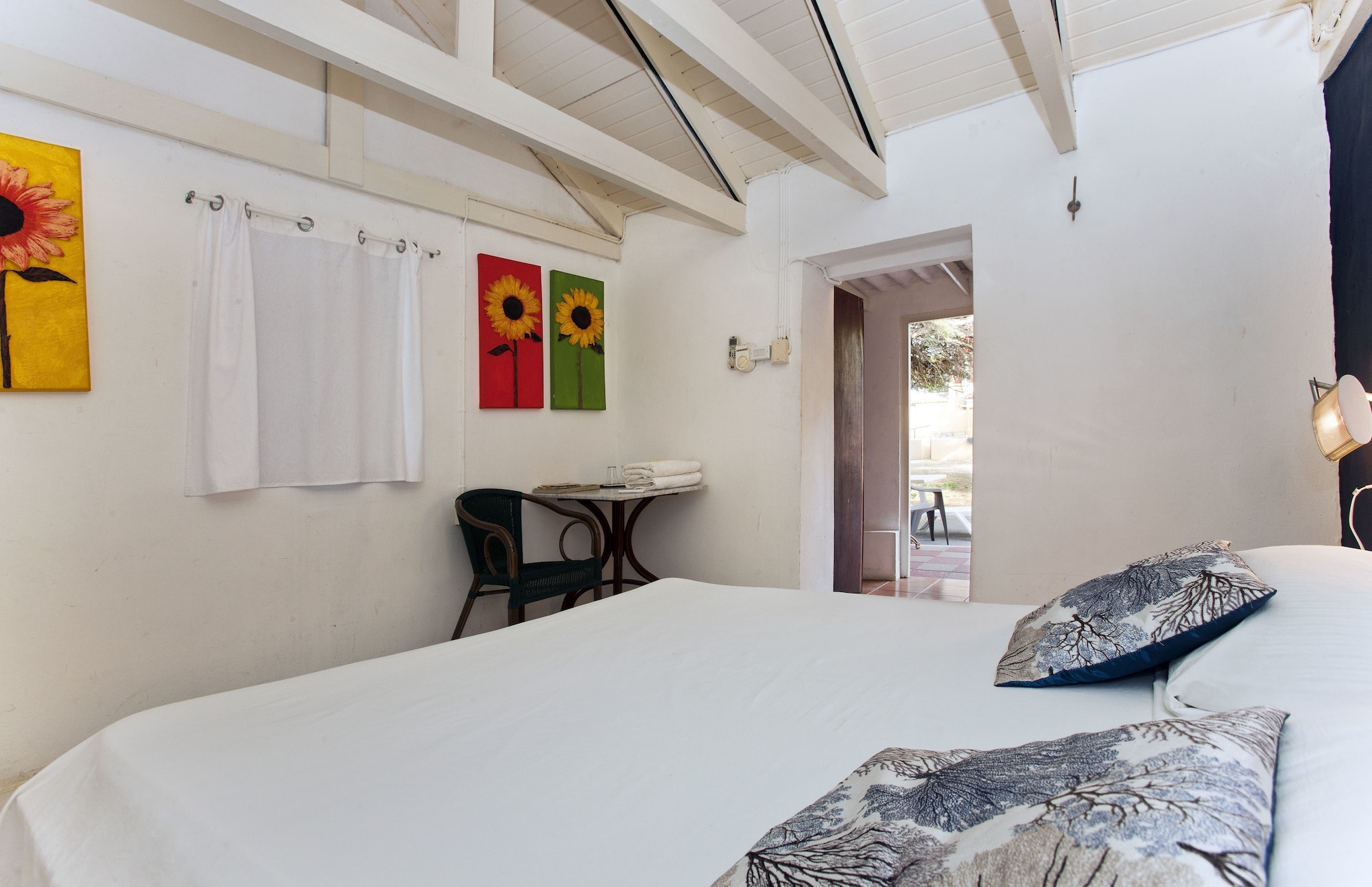 STANDARD, QUEEN BED
