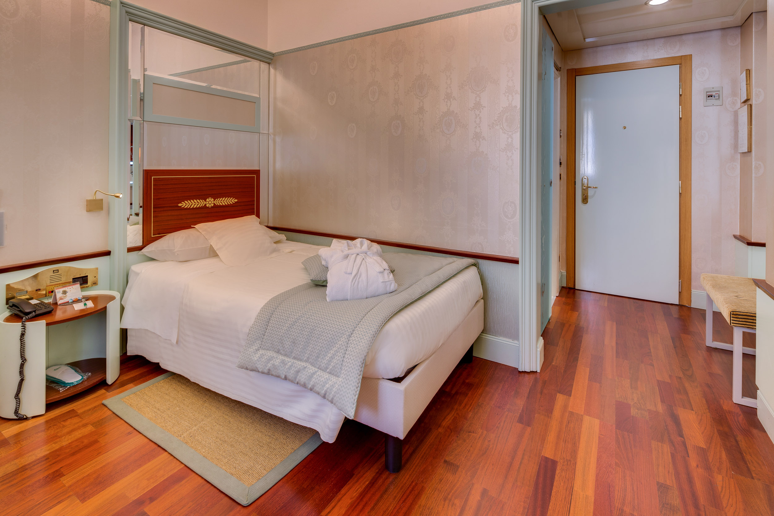 ROOM, SINGLE