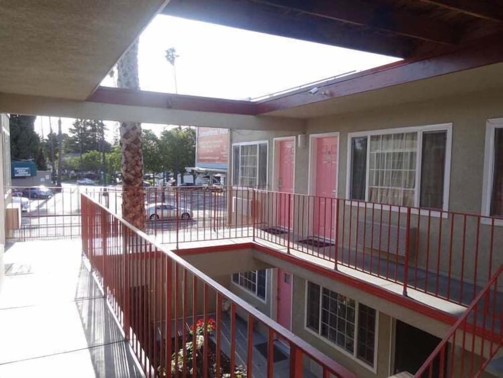The Flamingo Motel 2/38