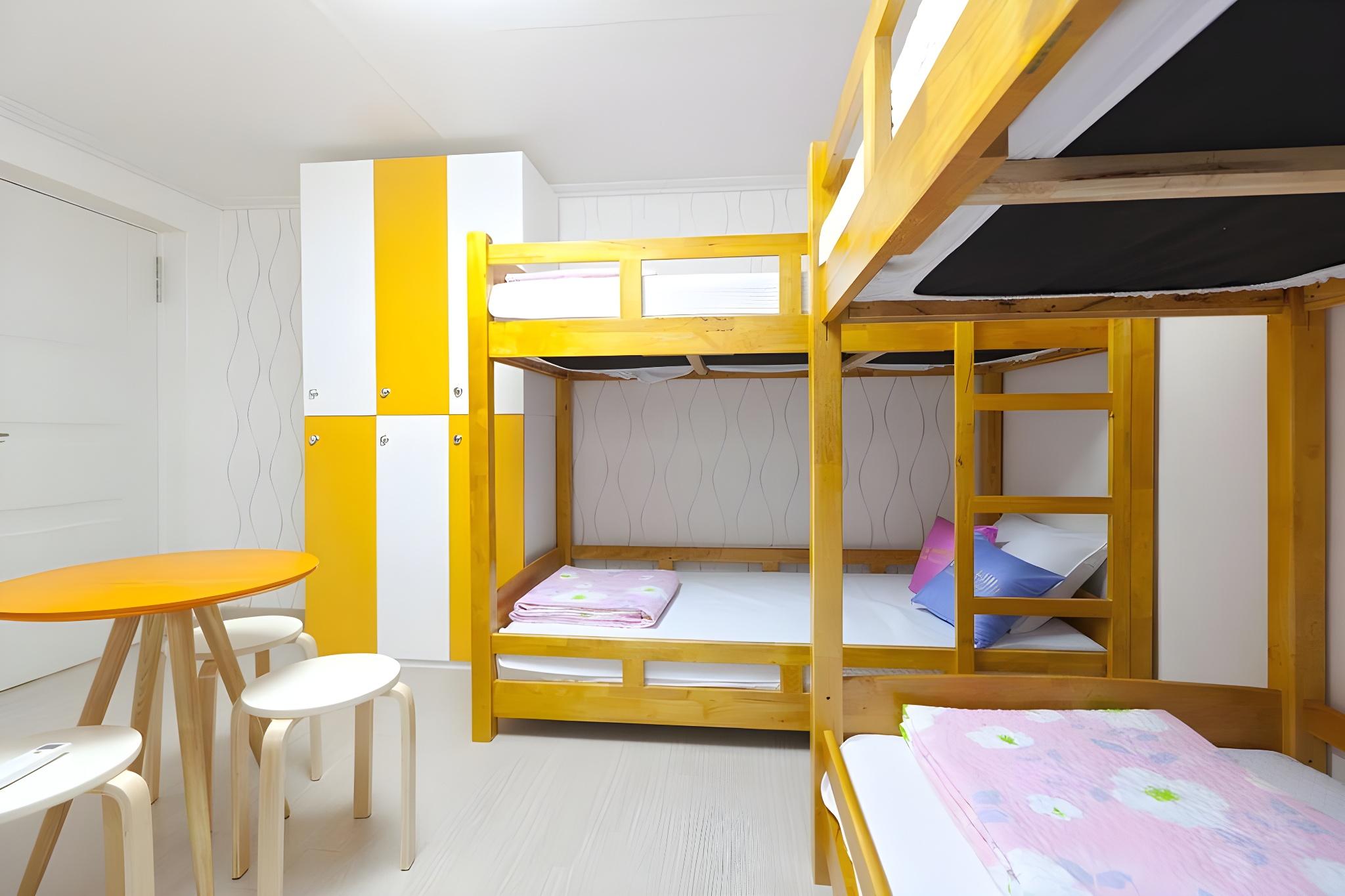 Female Dorm, Female Only, 6 People