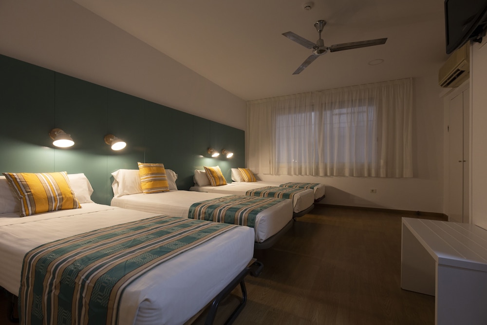 ROOM, QUADRUPLE