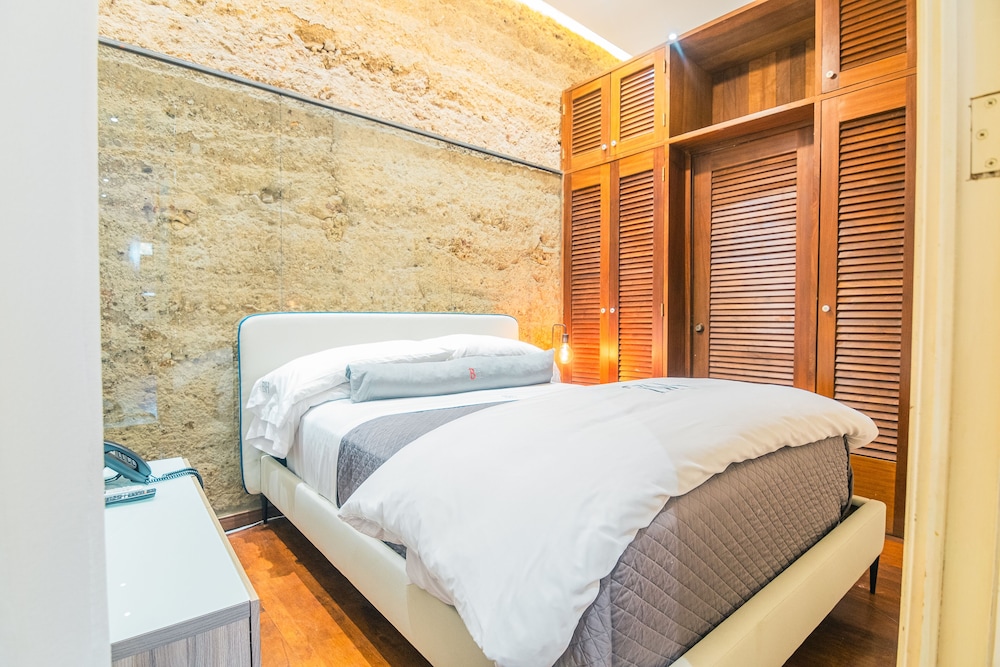 Flat, Queen Bed