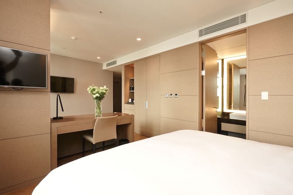 Suite, Queen Bed, No Parking, Corner