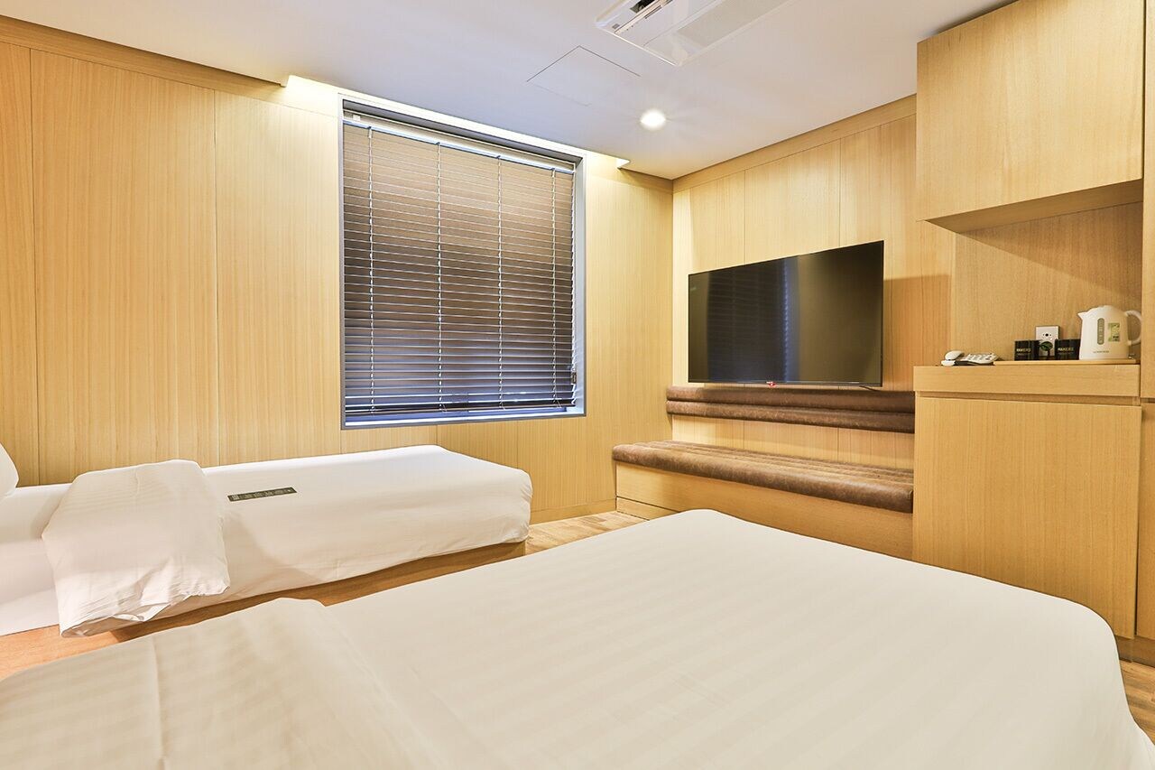 DELUXE, TWIN BEDS