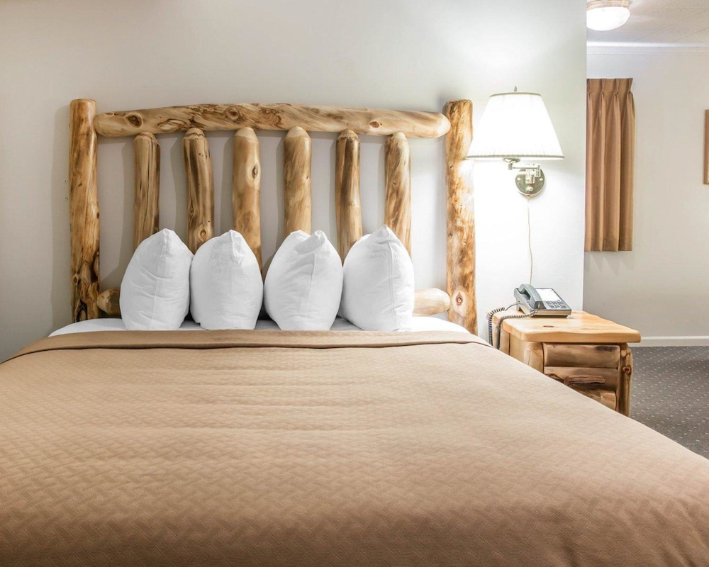 Quality Inn & Suites Mackinaw City Beachfront photo2