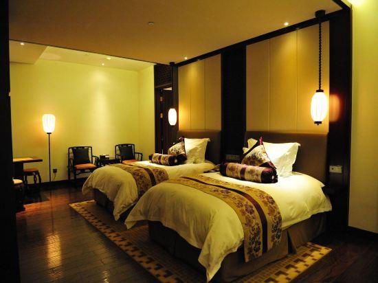 2 Double Beds, River View