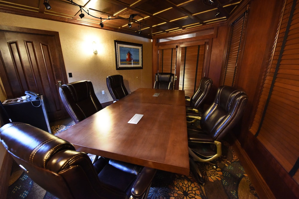 Hamilton Inn Select Beachfront 50/64