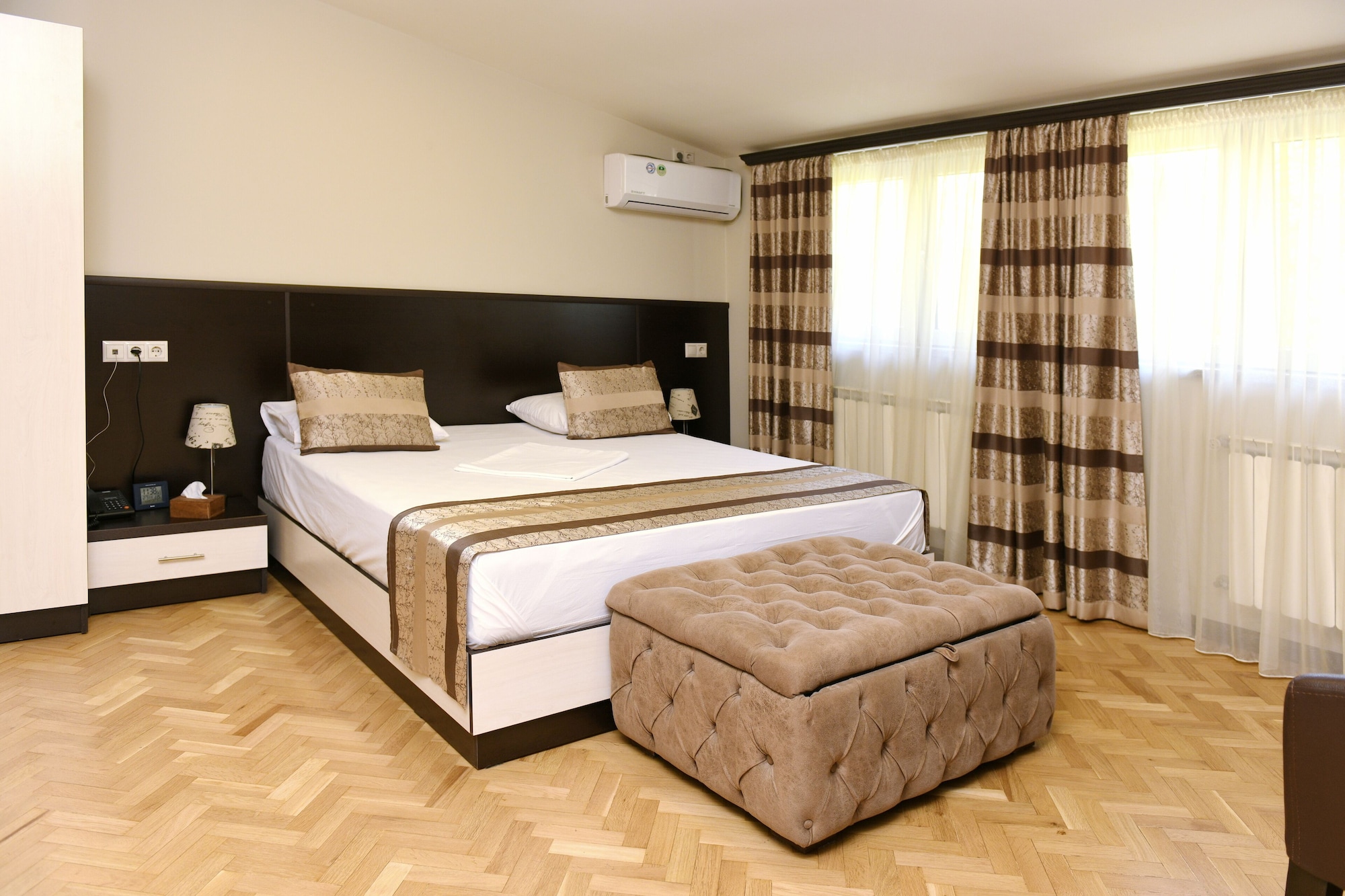 DELUXE, DOUBLE BED