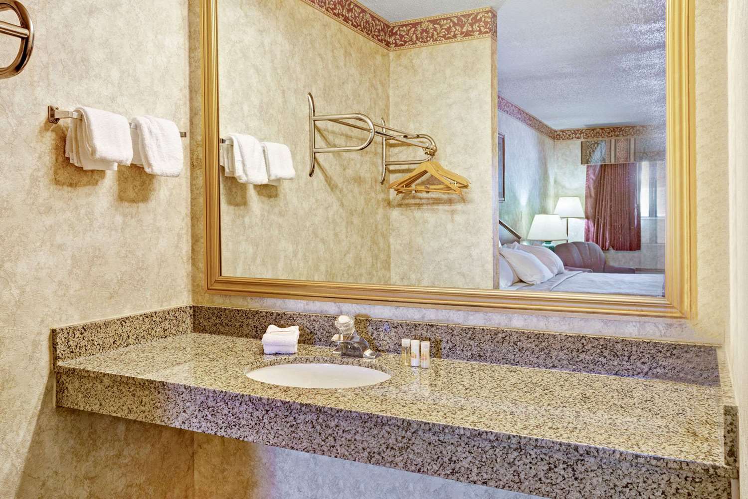 Days Inn & Suites by Wyndham Monroe 26/26