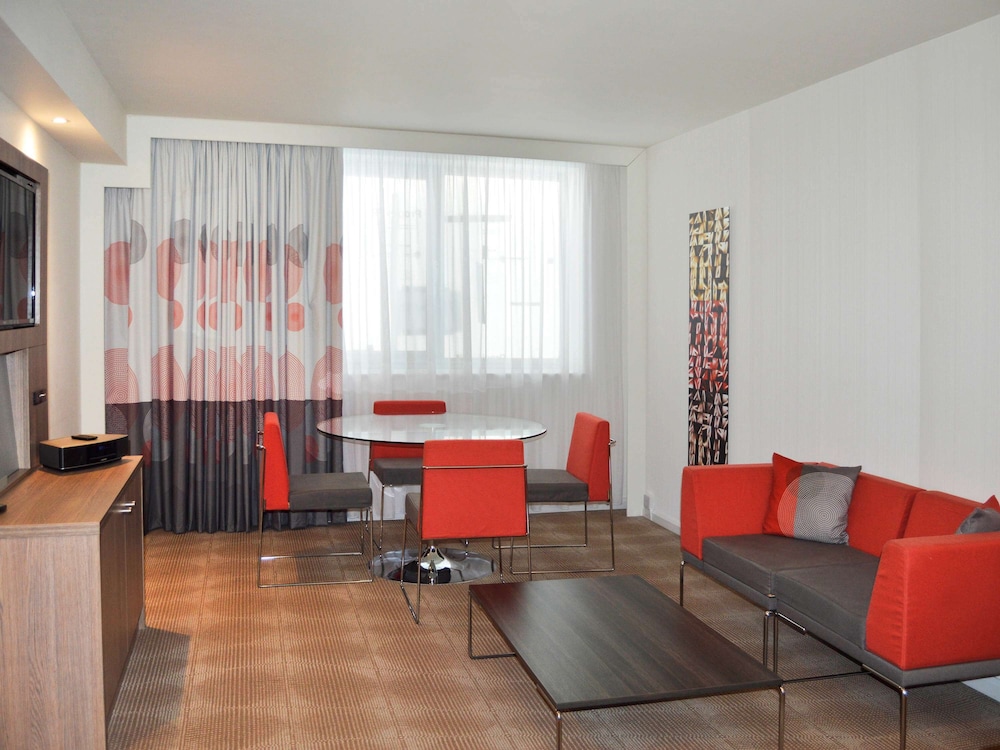 Novotel London Brentford 64/79