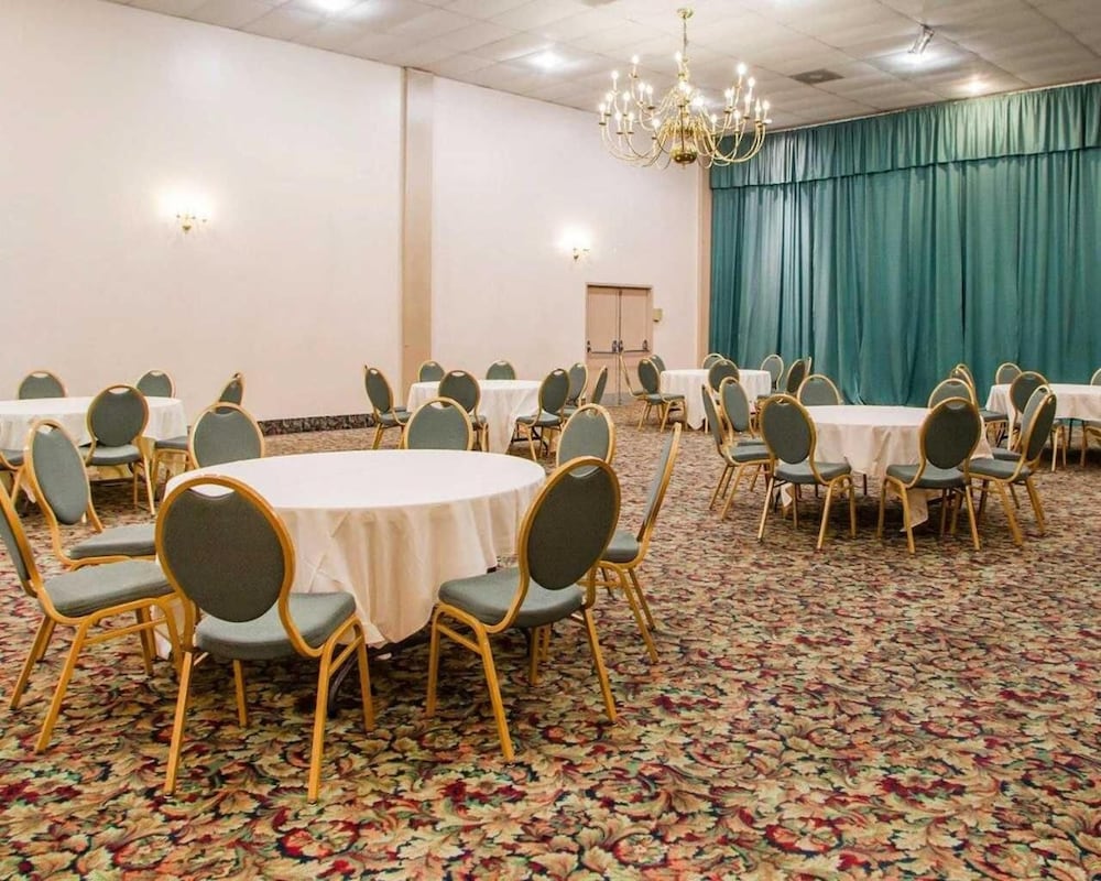Parkview Inn and Conference Center (ex Econo Lodge) 46/50