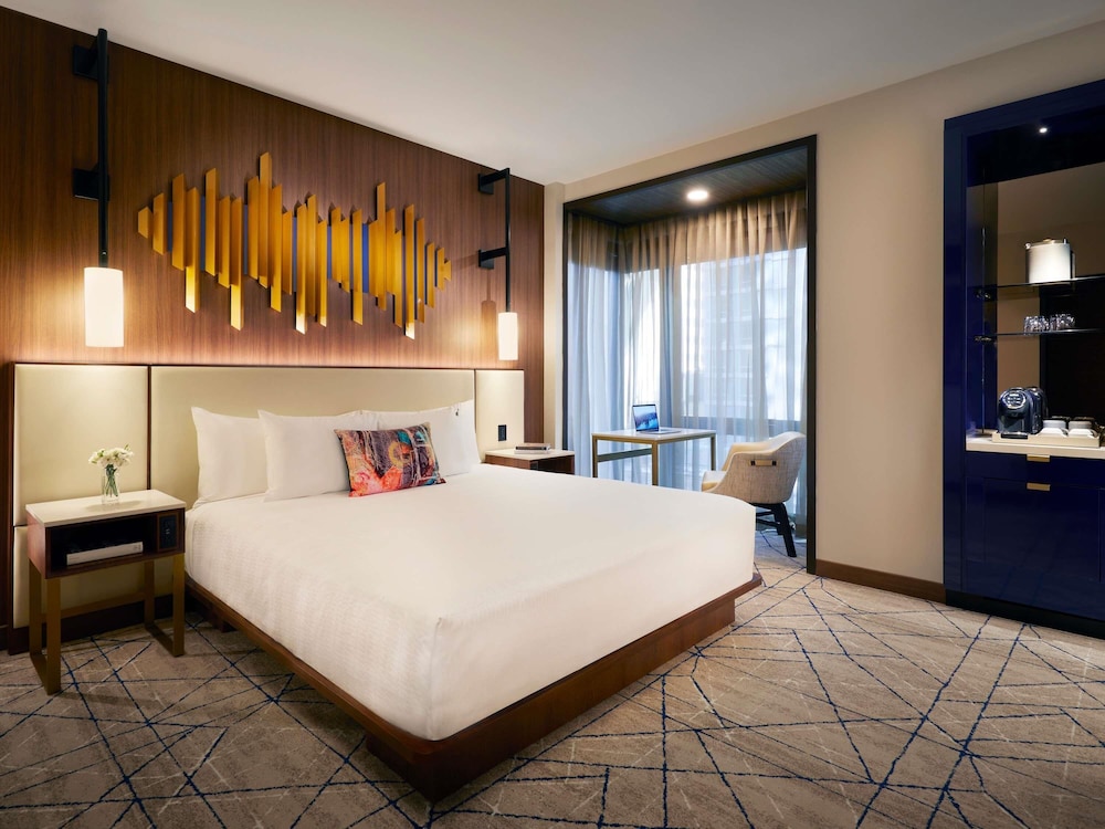 DELUXE, KING BED