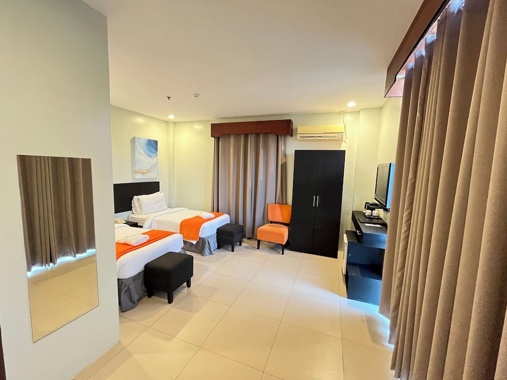 Holiday Suites Hotel Amp Resort 18/50
