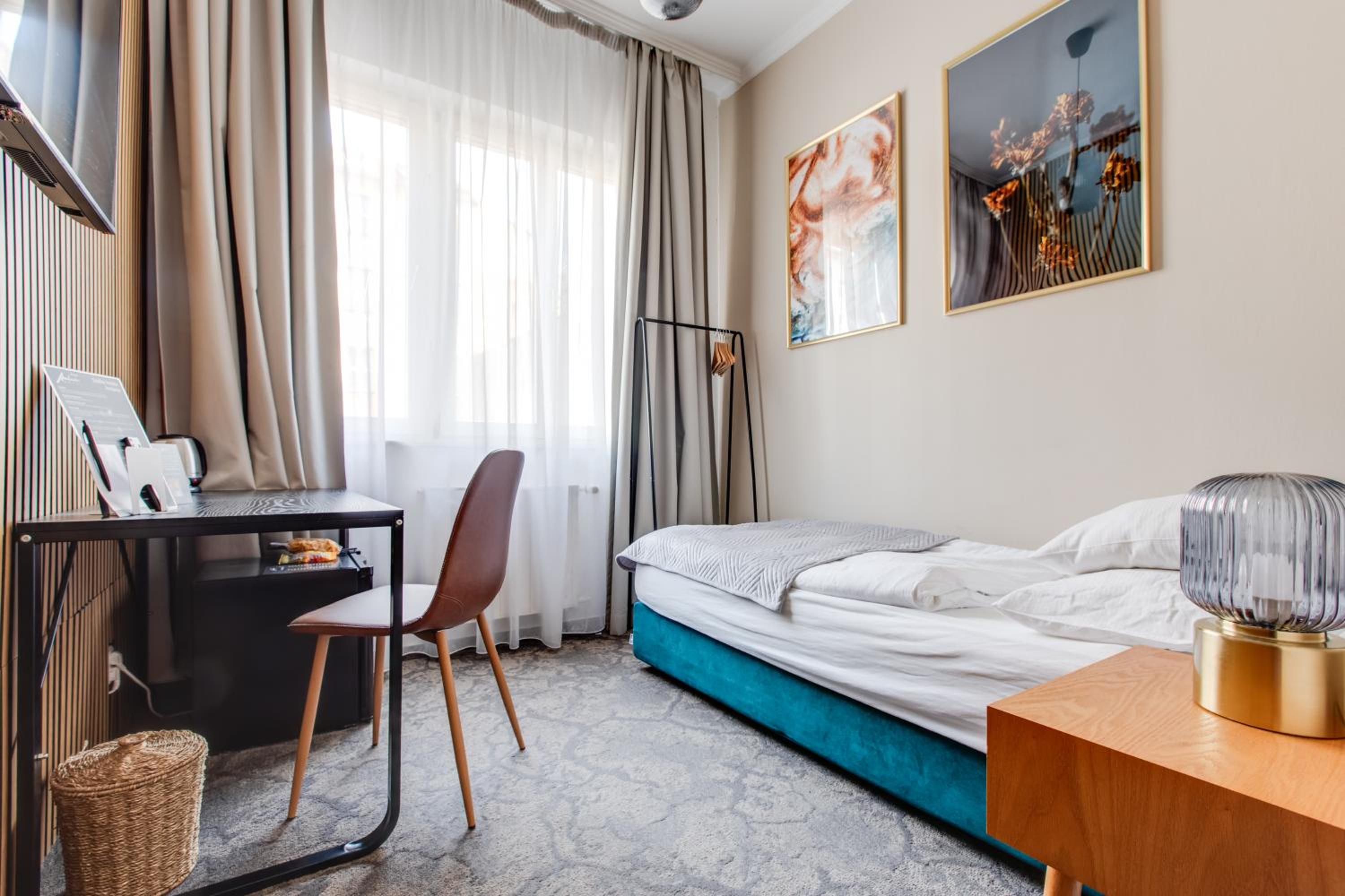 ROOM, SINGLE