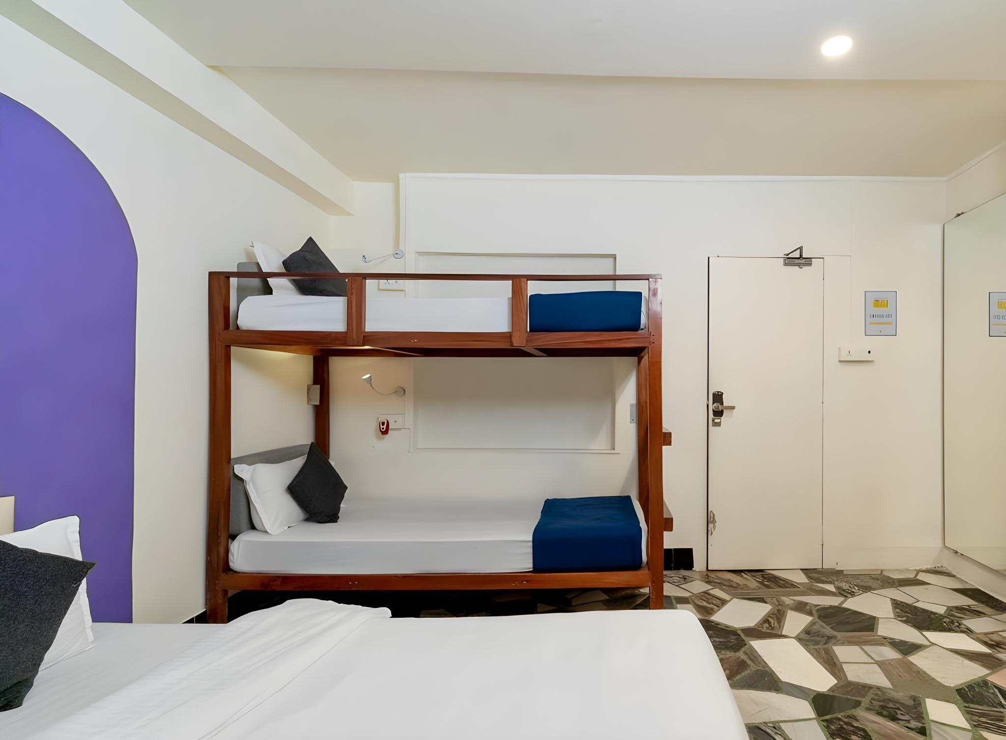 غرفة رباعية بسرير كوين، Locomo Hostel - Mumbai Airport 3/3