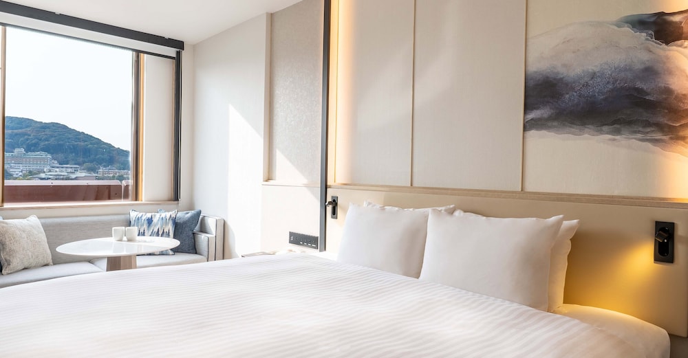 ROOM, KING BED