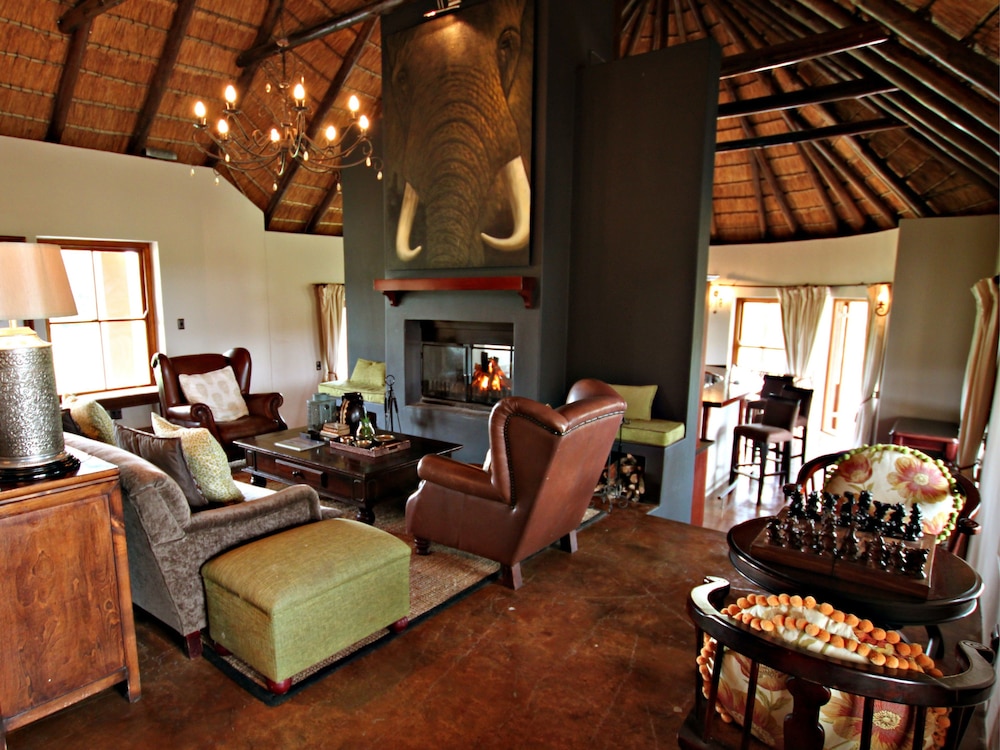 Hlosi Game Lodge 48/73