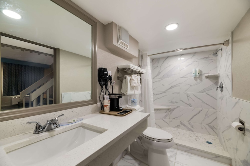 غرفة قياسية بسرير كينج للمدخنين، Quality Inn & Suites Altamonte Springs Orlando-North 5/8