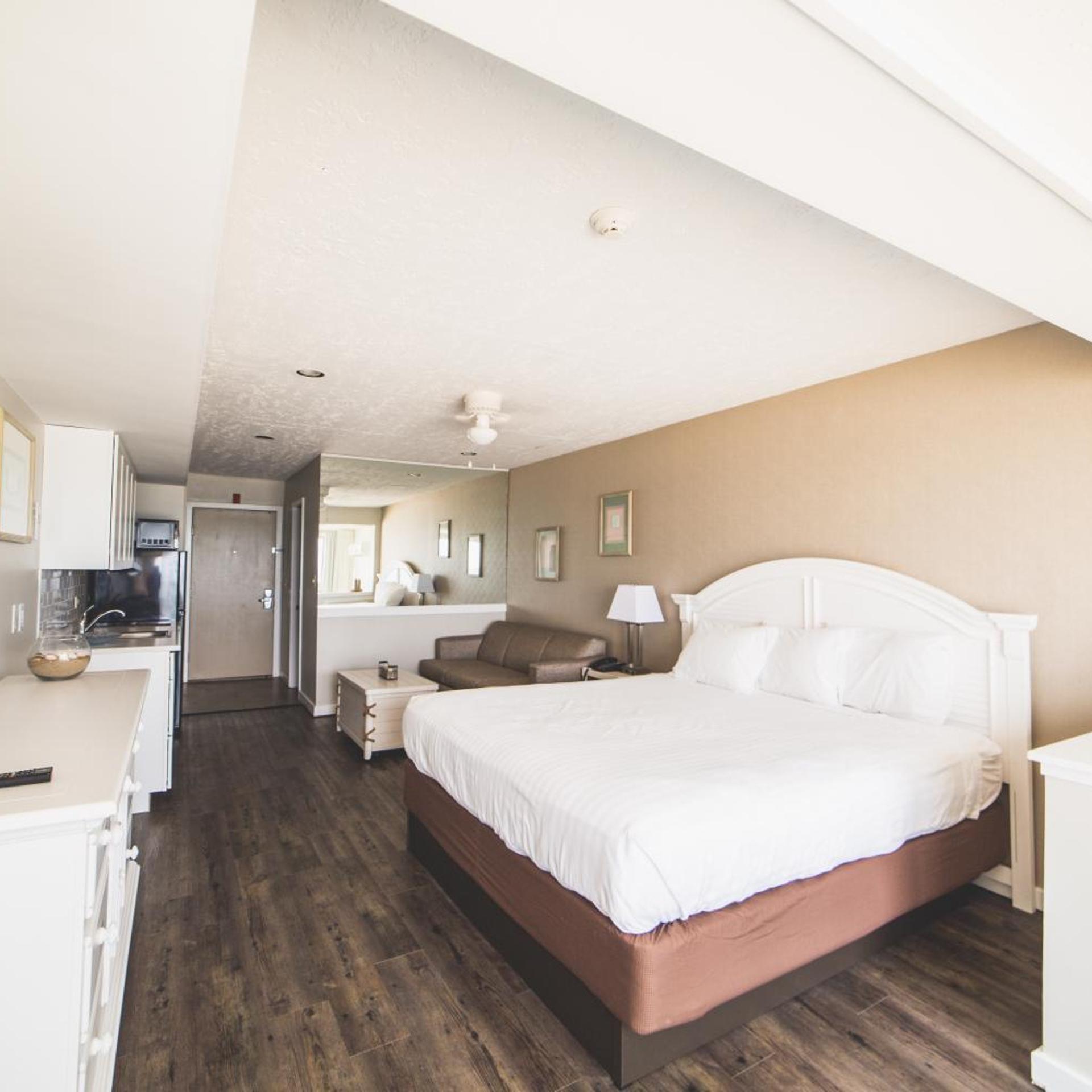 Surf Club Oceanfront Hotel 11/35