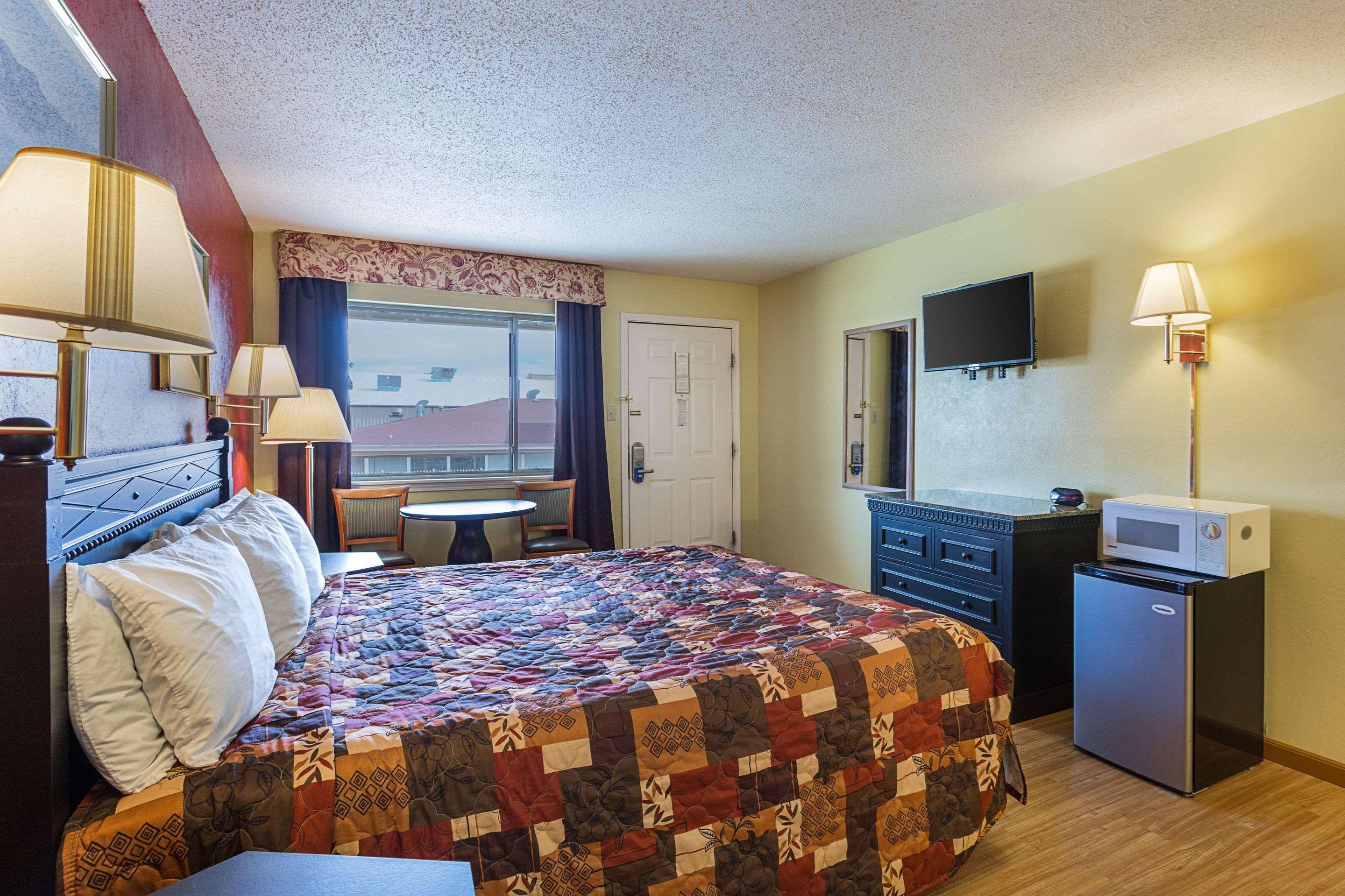 Room, King Bed, Rodeway Inn Roswell West 5/6