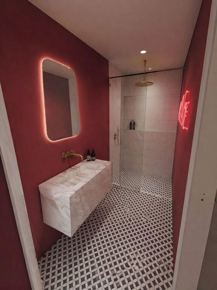 Rouge, Cinema, Suite, King Bed